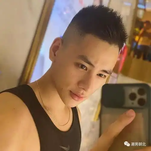 上面这种子弹头发型,两侧剪短,顶区留长,连接处则打造成渐变的造型