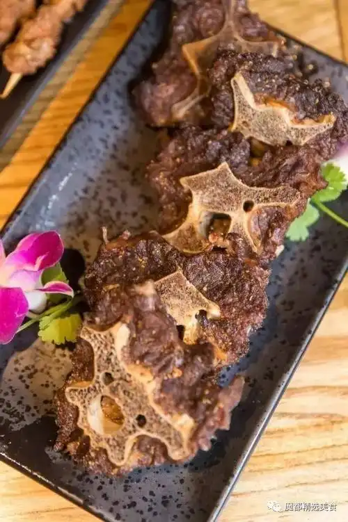 普通的做法已经满足不了广大的吃货的要求了,烤羊蝎子即是将卤制的羊