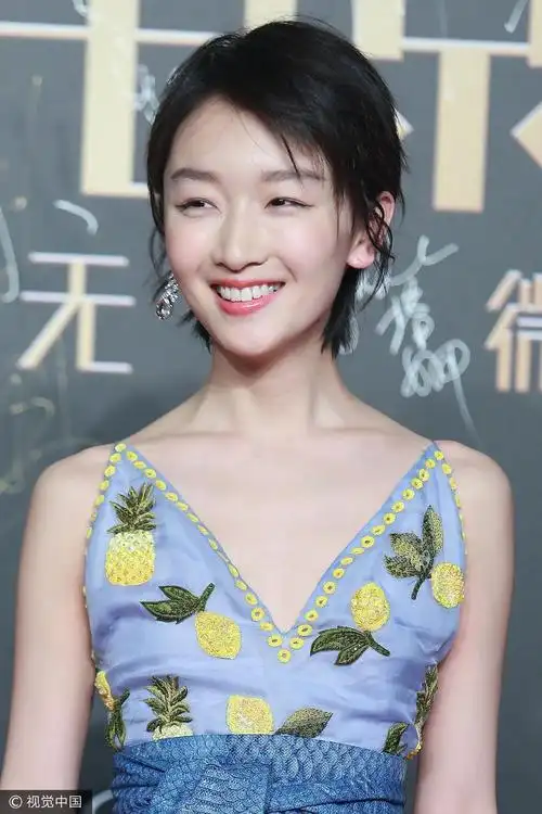 谁说平胸不能深v 这些女明星让你见识下平胸之美