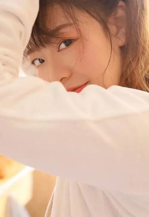 穿性感吊带睡衣的邻家美少女闺房撩人美图