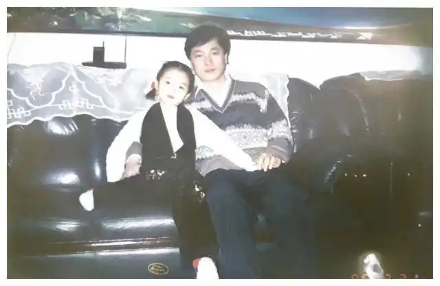 陈小纭罕晒全家福旧照自幼长相似爸爸曾怨恨妈妈将其送到北京