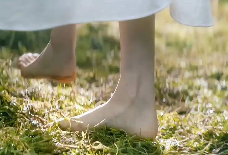 王菲近照露锁骨秀性感52岁天后气场不足清瘦像女版杰克逊