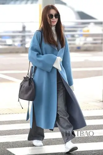 韩孝周2017年1月8日韩国仁川机场街拍:身着lexx finger marche蓝色