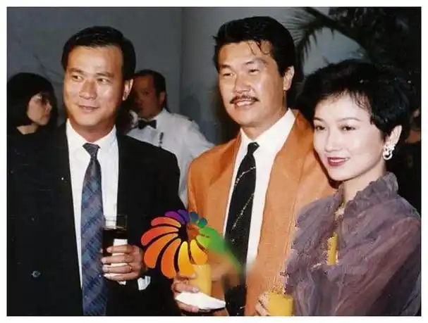 赵雅芝70岁晒合照网友惊叹如父如女老公身份神秘万千