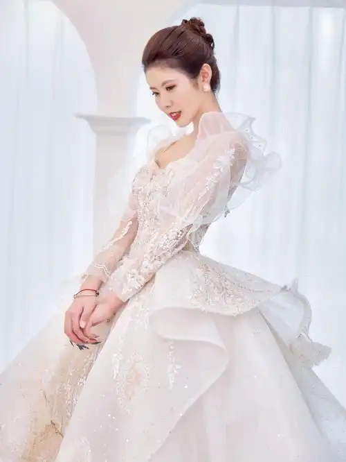 白鹿分鹿穿着小鹿的婚纱来咯青岛婚纱店