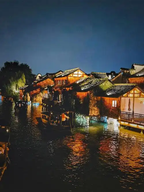 古镇夜景 #乌镇 #江南 乌镇小巷,江南旧梦,婉转于唐诗宋 - 抖音