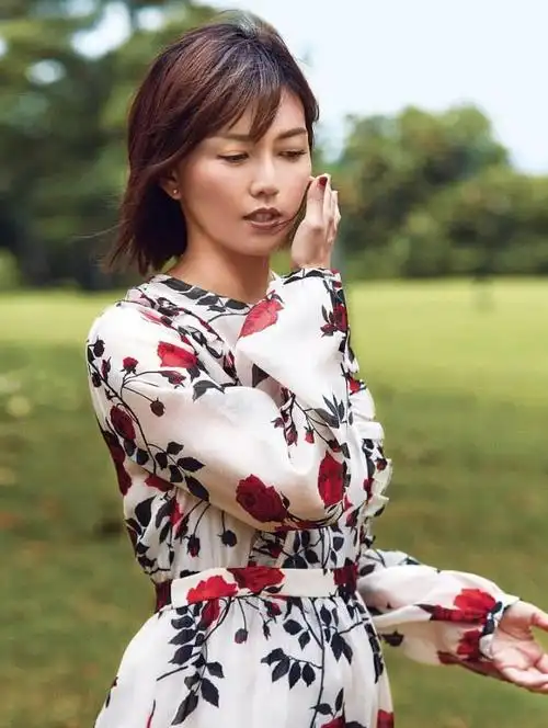 这套时尚的穿搭也很适合孙燕姿的身材,看看她上身穿着一件