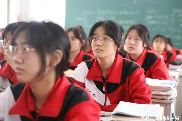 5月28日,河南省焦作市温县实验高中的高三学生在教室里听课.