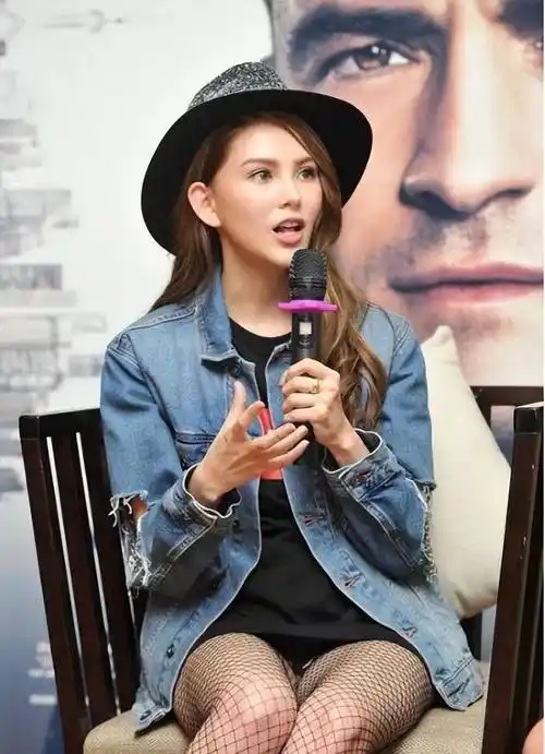 无痕短裤搭配渔网丝袜,昆凌女神彻底放飞天性,找到最美自己_美感_时尚