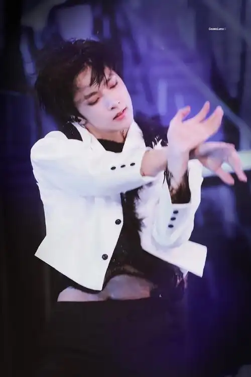 刘耀文 全能忙内##刘耀文舞台氛围感