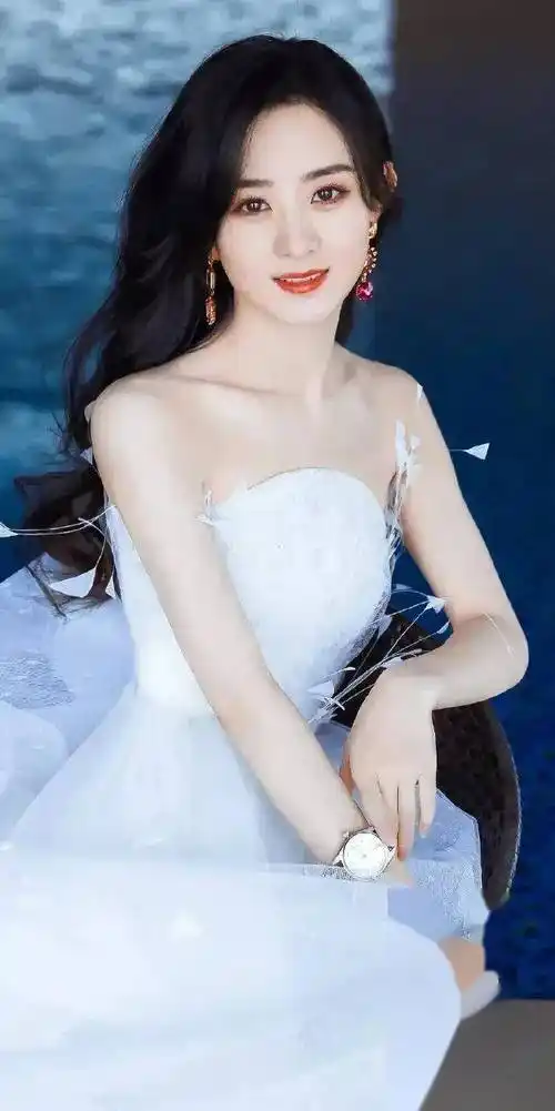 除此之外,赵丽颖还有一头乌黑亮丽的长发,每一次的挑发动作,都能够