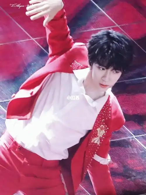 贺峻霖劲瘦的腰上有性感的腰窝