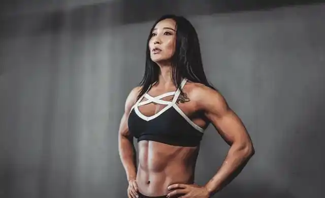 谢娜的腹肌太撩人,方法正确,生过孩子也能练出马甲线,变身辣妈