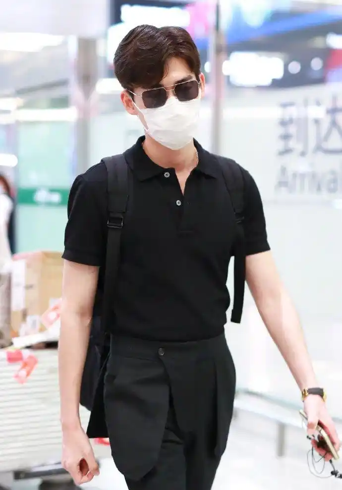 张翰现身机场,黑色polo衫搭配黑色长裤,简直腿长两米呀