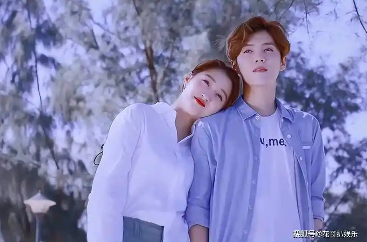 鹿晗过生日关晓彤送祝福,交往多年感情依旧,唯粉怒斥对方蹭热度_cp