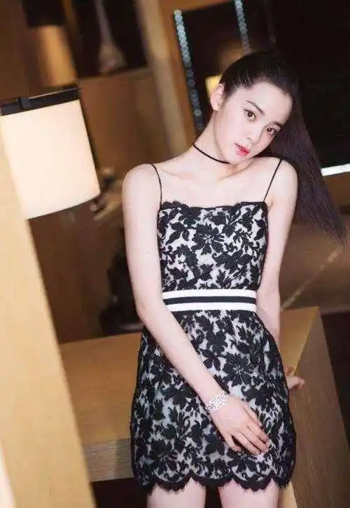 欧阳娜娜大秀好身材,时尚花瓣礼服吸睛,可以看出身段锻炼得很瘦_表演