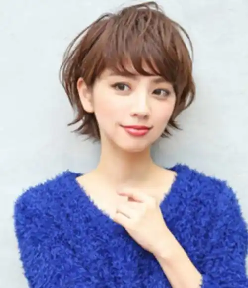 但要提醒的是,短发剪发和烫发就是把双刃剑,剪的好烫的好时尚减龄瘦脸