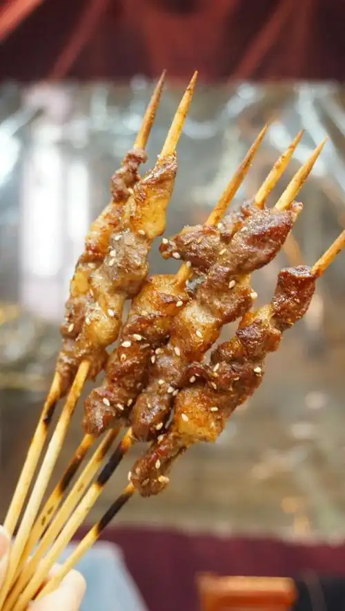 烤肉串当然更是不能少,肥瘦相间的肉串,带着孜然和芝麻的香气.