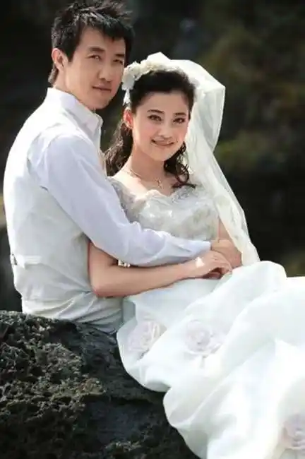 梅婷婚礼 李小冉结婚比利时办婚礼 扒其与梅婷前夫鄢颇分手内幕