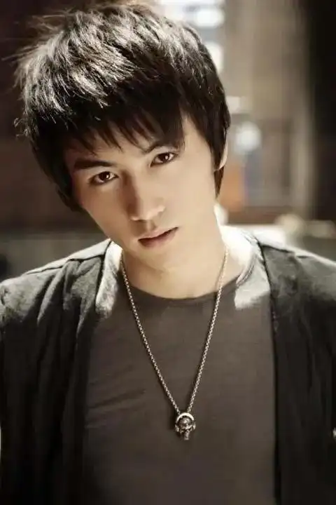 在大二时,陈晓与许嵩表妹余征瑶两人互生情愫,谈起了校园恋爱,对爱情