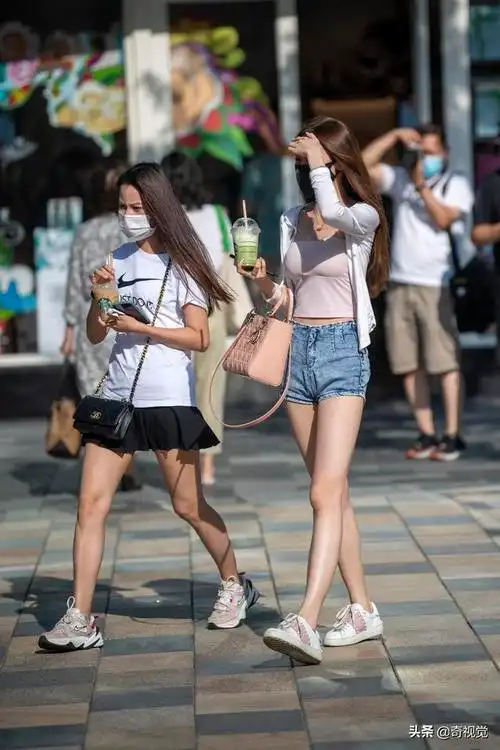 街拍北京北京三里屯秒变t台时髦青年三里屯第一美女