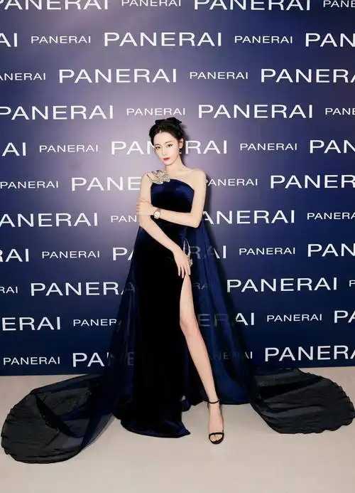 来看迪丽热巴红毯礼服造型合集果然时尚的完成度还是靠脸