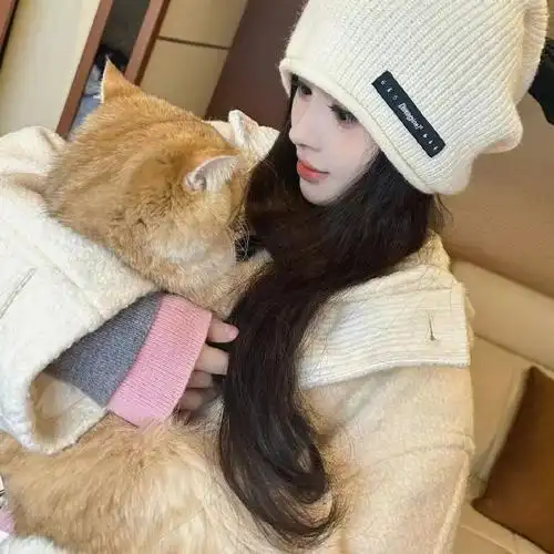 鞠婧祎怀里的猫好肥##鞠婧祎眼睛瞪得像铜铃