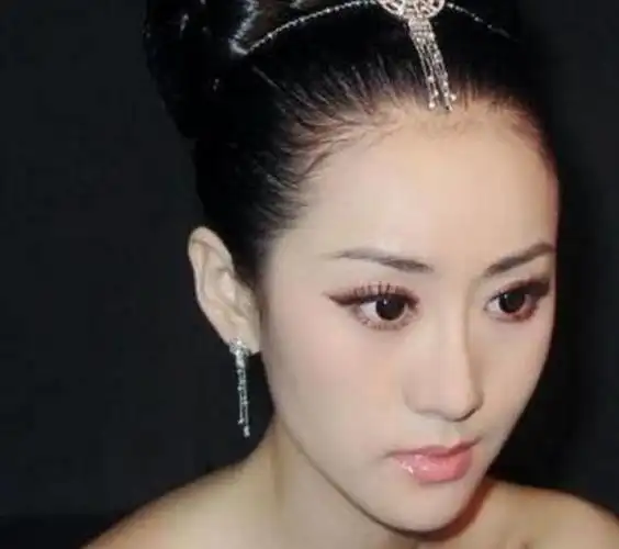 也是星二代,但是一直只凭借自己的努力立足,代表作包括《玉蜻蜓》