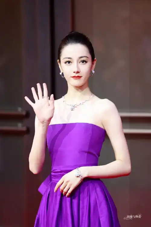 迪丽热巴 x dior红毯造型一袭紫色长裙惊艳亮相,优雅步调勾勒曼妙曲线