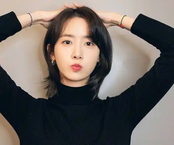 168cm林允儿演绎秋冬时尚,造型软萌甜美,这样穿保暖又显高级感_棕色