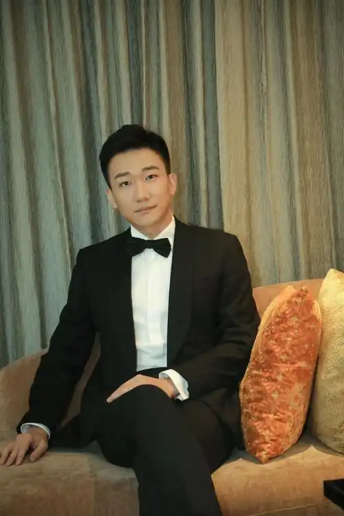 吴昊宸挑战临场演绎 将出演实验话剧《白兔子,红兔子》