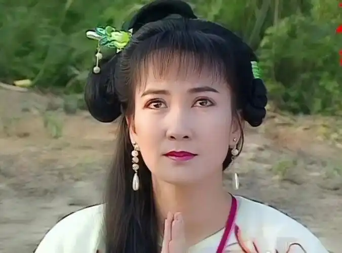 小青的扮演者("小青"陈美琪:21岁嫁豪门,28岁终身不孕,关之琳欠她一句