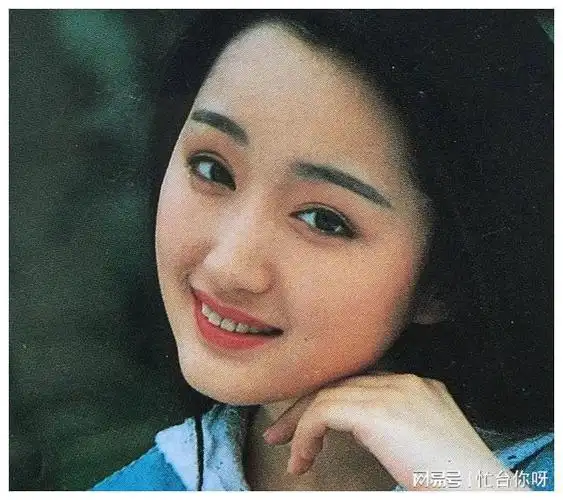 我们最后一起来回味一下杨钰莹年轻时的甜美容颜吧.