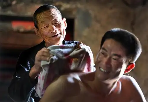 父爱 不仅仅是守护 最好的父爱 是给你力量