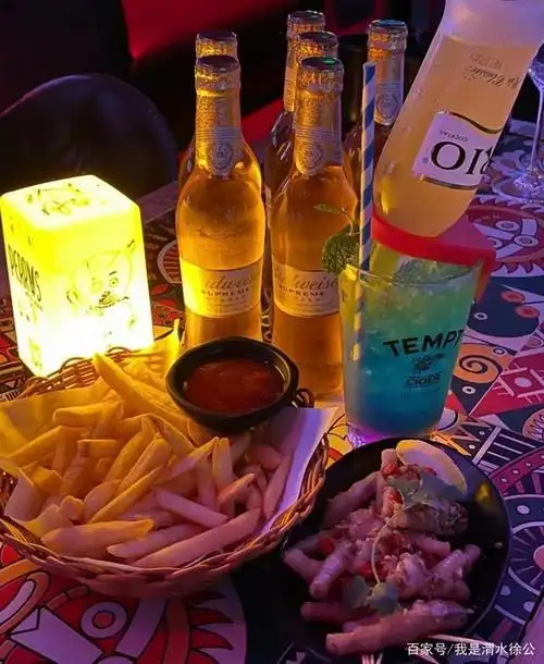 被闺蜜诱拐到酒吧灌醉后,小冯是如何脱离险境的?