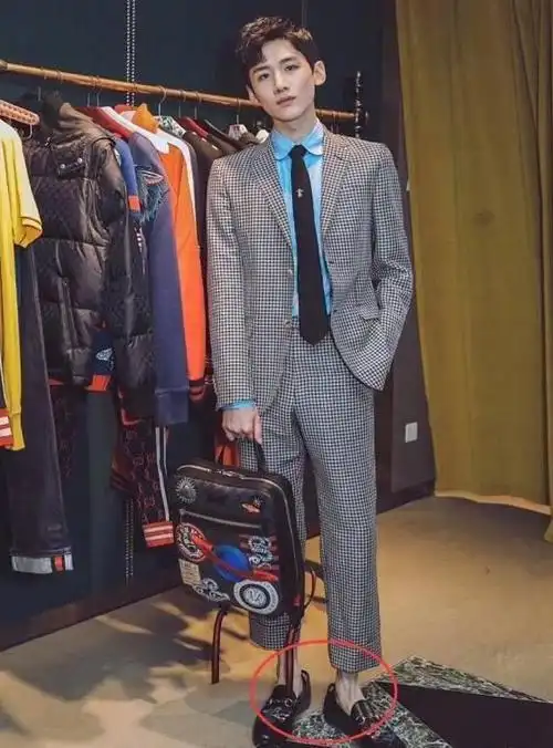 或许而是脚踝太细的原因,白敬亭的鞋总是空出一块空间来~在录制综艺时