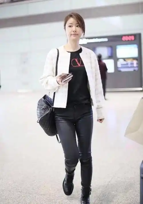 林心如这样多好啊,47岁跟平常妇女一个样,脸松弛沧桑,但自然且自信从