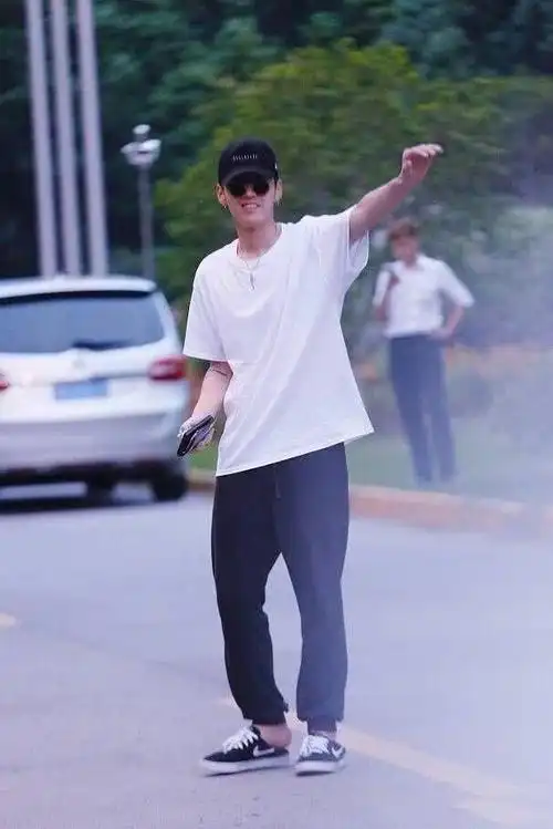 颜值高就是任性,邓伦穿简单的黑白配都这么好看,太迷人了!