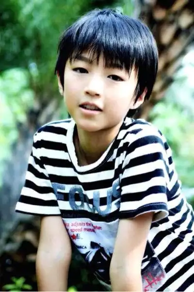 王俊凯小时候笑