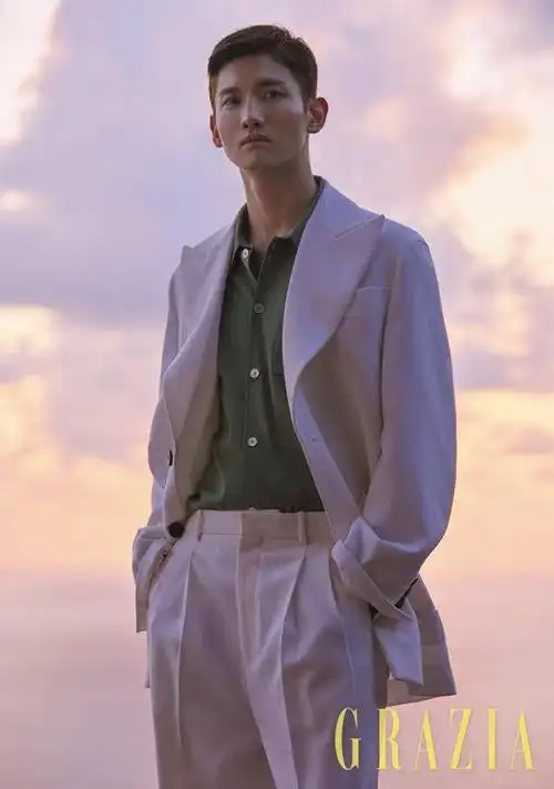 少年脸肌肉身东方神起沈昌珉时尚画报公开荷尔蒙爆棚