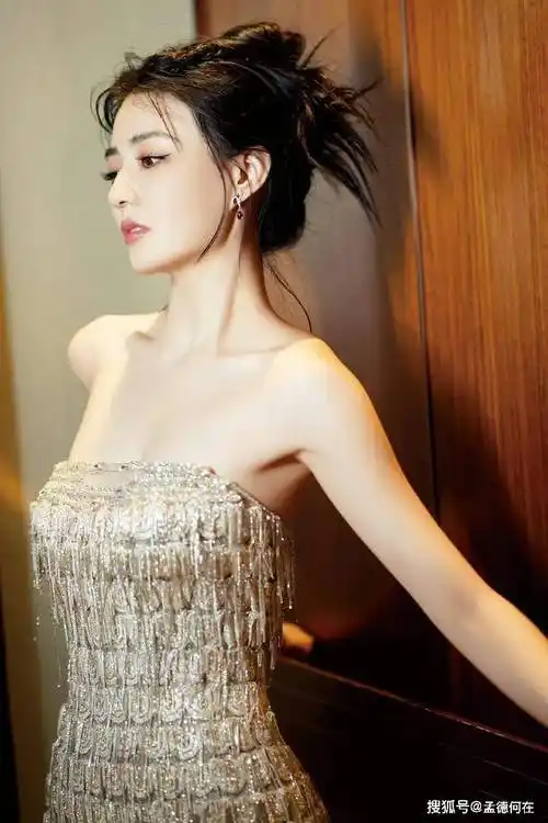 原创29岁徐璐才是人间尤物这身材太饱满