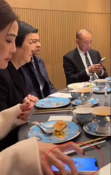 62岁刘德华饭局照曝光陪大佬吃饭显拘谨小心翼翼夹菜阿sa作陪