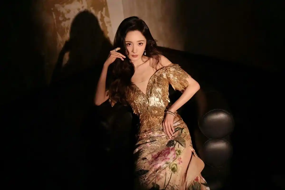 身穿2023秋冬高定礼服惊艳亮相,鎏金羽翼,华美的珠片刺绣,闪亮耀眼