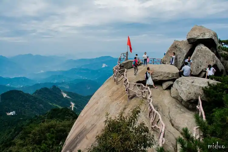 薄刀峰巍巍大别山