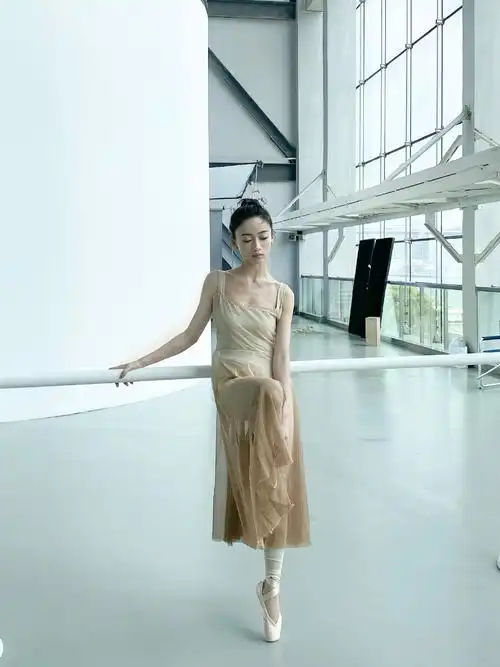 吴谨言芭蕾舞写真花絮图片_明星_美桌网