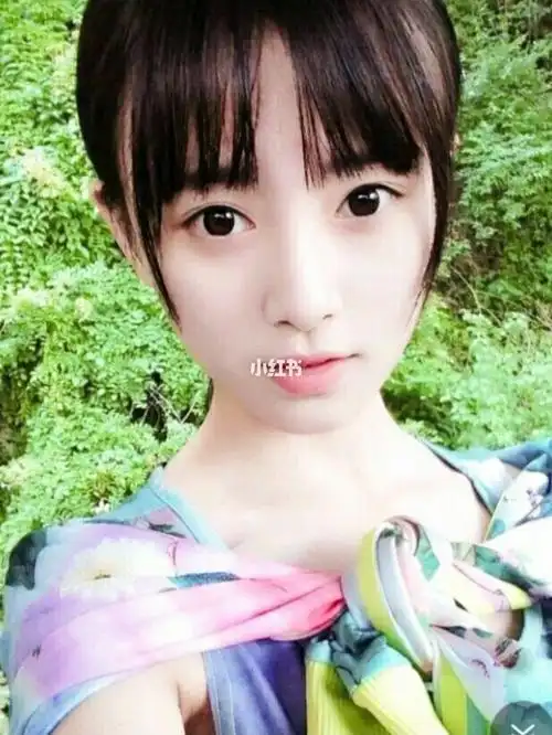 15岁的鞠婧祎已经出落的亭亭玉立了,如果你喜欢这些图片那就点个赞吧!