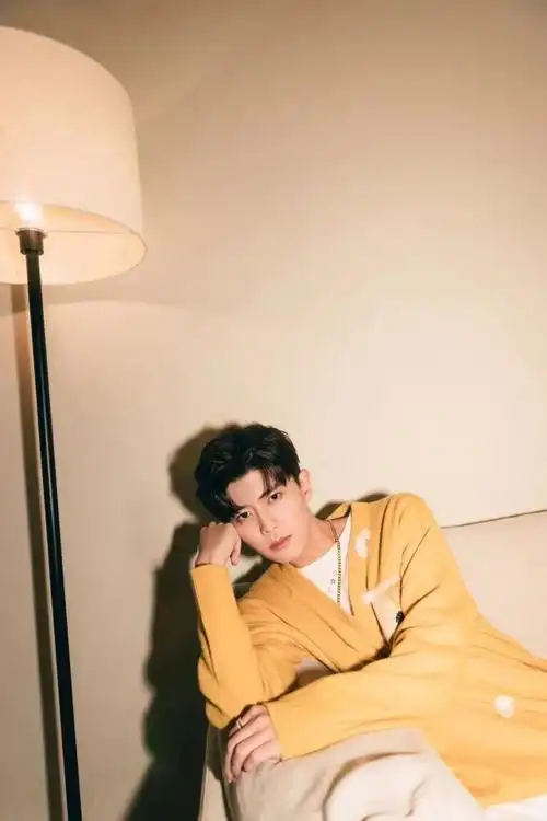 任嘉伦穿黄色针织衫好显白搭配白色休闲裤阳光可爱又帅气