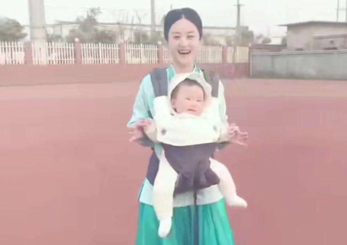 赵丽颖儿子已经会认爸爸双手扑腾父子对视傻笑冯绍峰好幸福