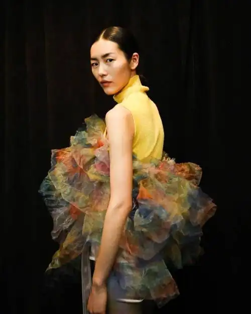 刘雯登纽约时装周走秀 台上台下状态大不同反差萌超可爱