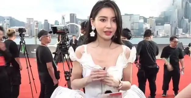 但杨颖认为教育孩子需要时而严厉,以培养孩子的规矩和良好成绩